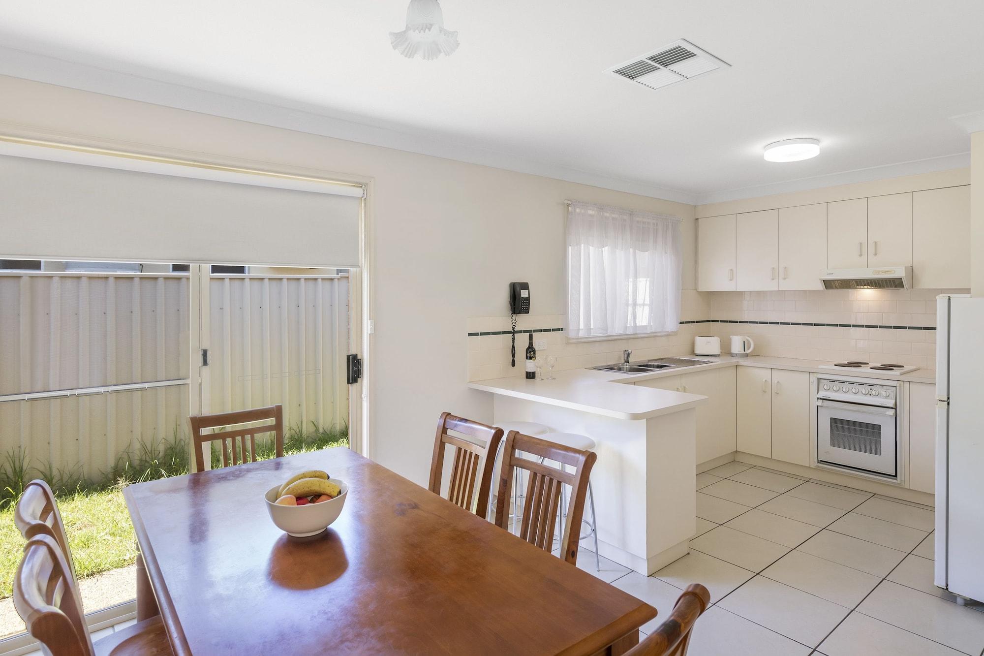 Best Western Ambassador Motor Inn & Apartments Wagga Wagga Exterior photo